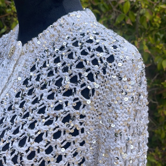UNWORN Size 36 CHANEL White Cardigan Sweater with Sequins and Crystal Buttons - Picture 9 of 16